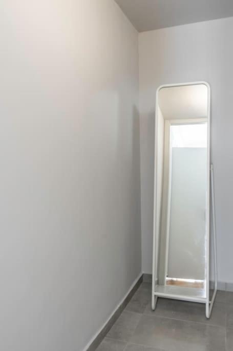 Spacious Close To Metro Athens
