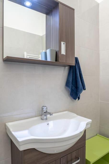 Spacious Close To Metro Athens